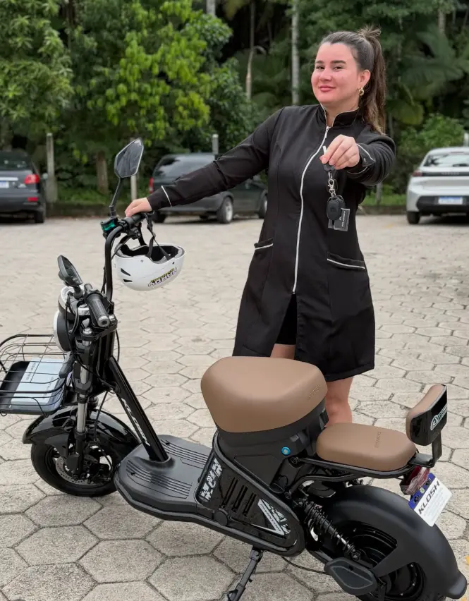 Cliente conhecendo uma scooter elétrica da E-Power