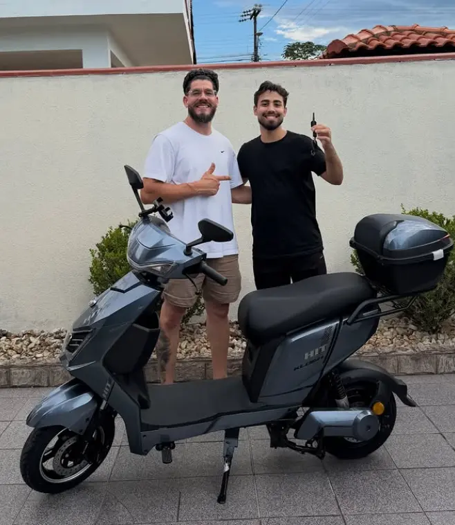Scooter elétrica Klosh HIT em frente à loja