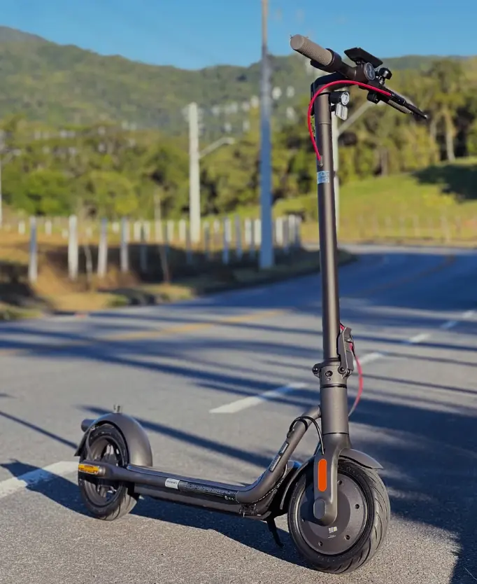 Patinete elétrico preto em uma via urbana